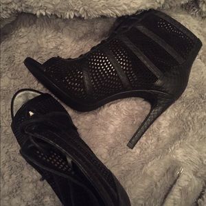 Joie black pump